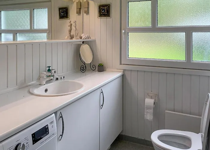 Semesterbostad Beautiful In With Sauna Hals